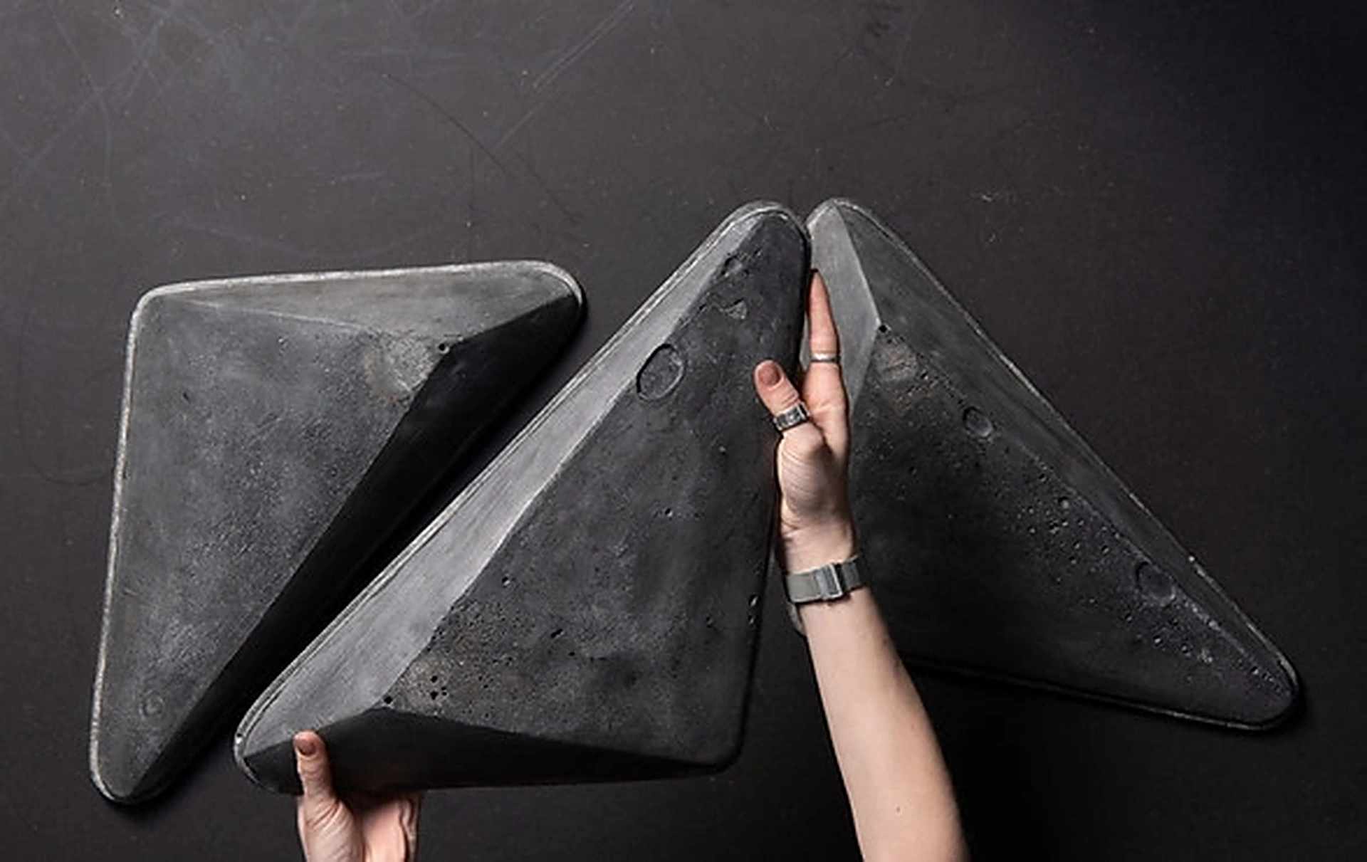 Basalt - Selbstbewässerndes Pflanzenregal aus Zement, Keramik und Stahl - funktional, reduziert und als eigenständiges Designobjekt gedacht.